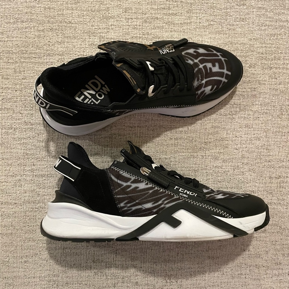 Fendi Flow
Black leather low-tops
